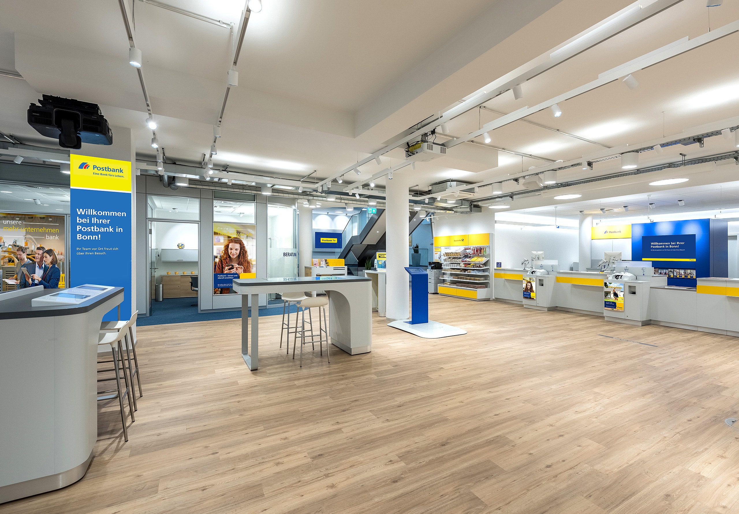 Macaw übernimmt Digital Signage in neuen Postbank Filialen